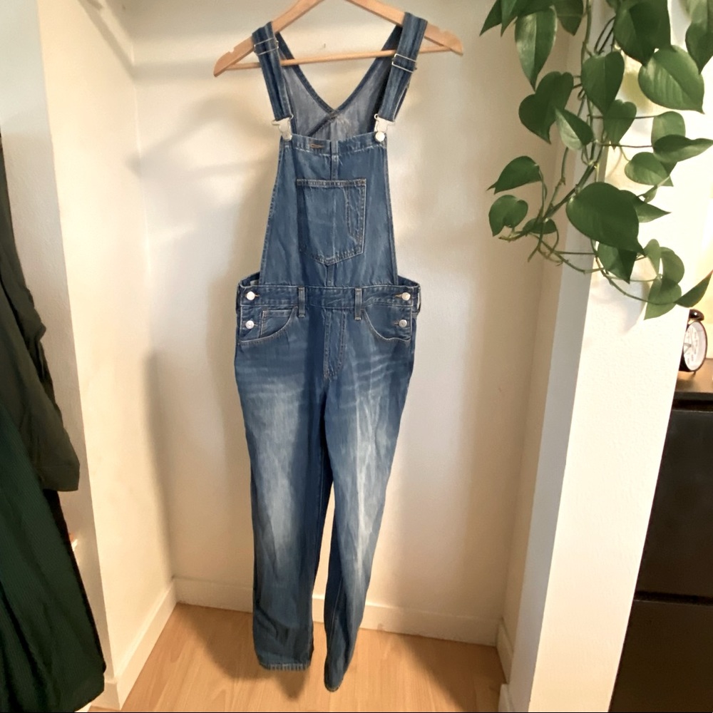 SOLD - Women’s Levi’s overalls